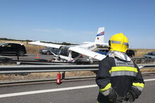 Avioneta aterra em autoestrada no Pinhal Novo e colide com dois carros