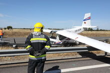 Avioneta aterra em autoestrada no Pinhal Novo e colide com dois carros