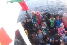 Polícia Marítima resgata 18 crianças a bordo de um bote na Grécia 6