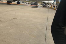 Passageiros retirados de avião TAP no Aeroporto de Lisboa após derrame de combustível