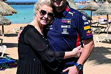 Cantora e o filho, Marco Caneira, acusado de violação de menor  