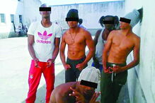 Grupo em pátio de prisão 