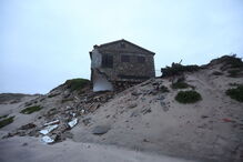 O mar já chegou perto de casas na praia de Ofir, Esposende – a subida das águas ameaça a costa de Portugal continental