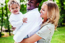 Éder e a mulher, Sanne Lopes, mostram-se babados com o filho, Kai, de nove meses