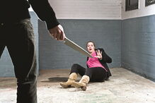 Mulher foi perseguida pelo companheiro que empunhava faca de cortar carne, de grandes dimensões 