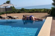 Dolores Aveiro mostra-se em pose sexy na piscina 