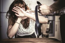 Jovem, de 17 anos, sentiu-se mal ao ver o pai a bater na mãe depois de ele e os dois irmãos terem sido ameaçados 