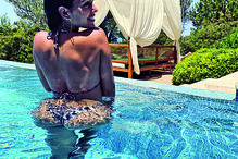 Georgina Rodríguez mostrou as suas curvas perfeitas nesta fotografia na piscina  