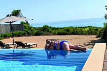 Dolores Aveiro a apanhar sol, na piscina