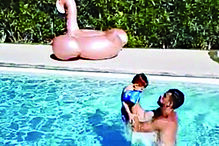 Futebolista mostra-se radiante por desfrutar de momentos de descanso com as crianças