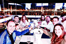 Craque tem estado na companhia da mulher e de alguns amigos