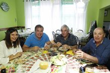 Toy, no restaurante O Pescador, no Poceirão, com um grupo de amigos. Ao lado do cantor, o dono do estabelecimento, Vítor Couto, que confecionou o petisco