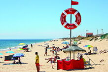 Bandeira vermelha em praia do Algarve