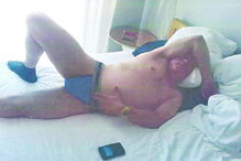 Padre Júlio Santos deixou-se fotografar em cuecas e meias  