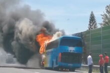 Chamas consomem autocarro de passageiros na A1 em Vila Franca de Xira