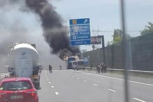 Chamas consomem autocarro de passageiros na A1 em Vila Franca de Xira