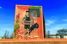 Em Setúbal, no Auditório do largo José Afonso, 'O rapaz que vendia pássaros na cidade de Setúbal' do artista Odeith 