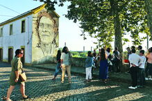 Florinda, última mulher nos arrozais tradicionais. Obra do artista Vhils localizada na Rua Dr. Dionísio de Moura 73, junto à estação da CP de Estarreja 