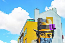 Vasco Santana espreita (também) na Amadora, na Rua António Duarte Caneças, Falagueira. Obra do artista Odeith 