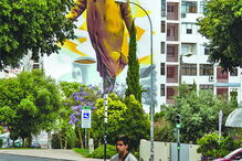 Fernando Pessoa de oito andares precisou de 200 latas de spray, na Rua Manuel Ribeiro de Paiva, Falagueira, Amadora. Obra do artista Odeith