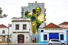 O fotógrafo do Barreiro para o País. Obra do artista Sérgio Odeith na Avenida da Praia, no Barreiro 