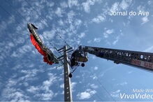 Parapente embate contra cabo elétrico em Santo Tirso