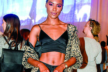 A atriz e modelo Sharam Diniz preferiu ver o concerto da plateia 