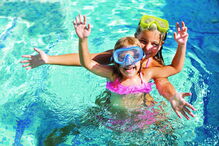 Banhos de crianças em praias e piscinas obrigam a vigilância permanente por parte dos nadadores- -salvadores e família  