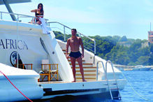 Mergulhos no mar do sul de França animam pai e filho, sob o olhar de Georgina