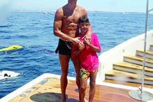 CR7 a gozar férias com Gio e filho, na Riviera Francesa