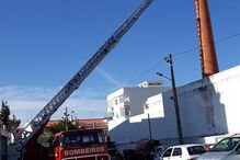 Bombeiros salvam cegonha em São Brás de Alportel