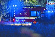 Bombeiros durante o resgate 