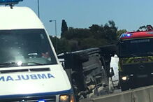 Capotamento de carro condiciona circulação no IC19 em Queluz de Baixo