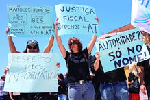 Funcionários da Autoridade Tributária e Alfandegária protestaram em frente ao Ministério das Finanças   