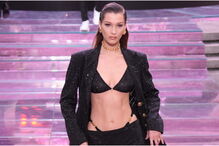 Bella Hadid no último desfile da Versace