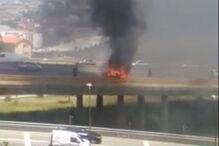 Carro a arder na VCI, no Porto