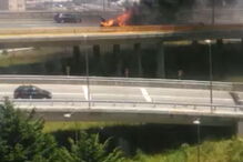 Carro a arder na VCI, no Porto