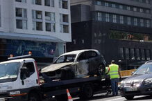 Chamas destroem carro na VCI no Porto junto ao Estádio do Dragão