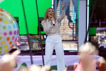 Kylie Minogue encanta fãs em festival 14 anos após batalha contra cancro da mama