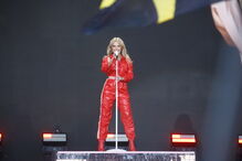 Kylie Minogue encanta fãs em festival 14 anos após batalha contra cancro da mama