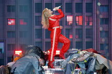 Kylie Minogue encanta fãs em festival 14 anos após batalha contra cancro da mama