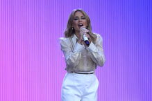 Kylie Minogue encanta fãs em festival 14 anos após batalha contra cancro da mama
