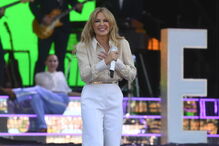 Kylie Minogue encanta fãs em festival 14 anos após batalha contra cancro da mama