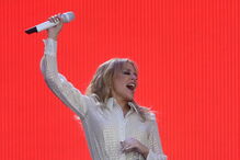 Kylie Minogue encanta fãs em festival 14 anos após batalha contra cancro da mama