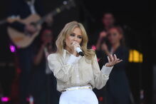 Kylie Minogue encanta fãs em festival 14 anos após batalha contra cancro da mama