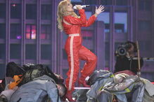 Kylie Minogue encanta fãs em festival 14 anos após batalha contra cancro da mama