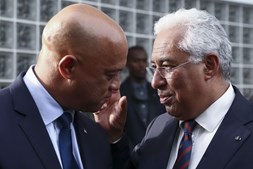 O primeiro-ministro, António Costa, conversa com o ministro dos Negócios Estrangeiros de Cabo Verde, Luís Filipe Tavares.