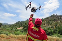 Bombeiros usaram dois drones para obter imagens em tempo real de áreas de difícil acesso para evitar reacendimentos 
