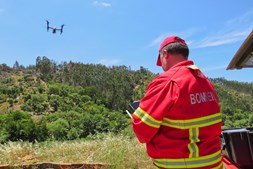 Bombeiros usaram dois drones para obter imagens em tempo real de áreas de difícil acesso para evitar reacendimentos 