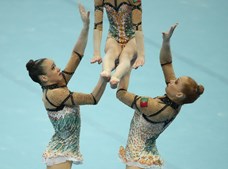 Trio da ginástica acrobática 